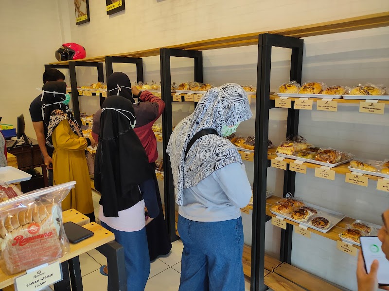 Roti Hangat di Setiap Sudut Cilacap: Cerita Toko Roti Fitri